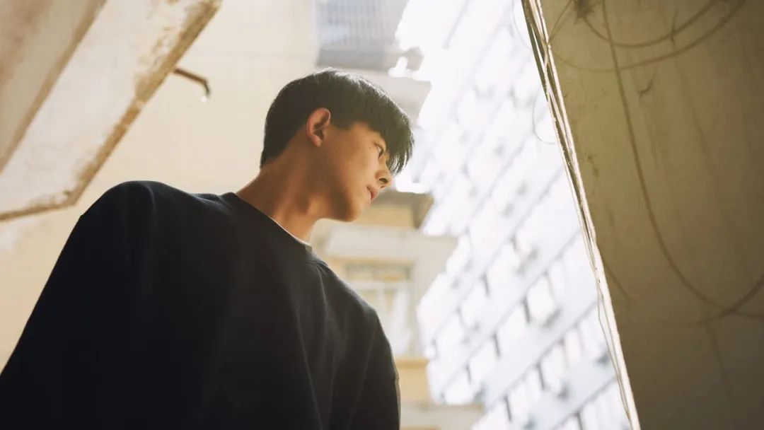 尼龙校草｜你的夏日运动场，就差这位复旦排球队帅哥朱启航了