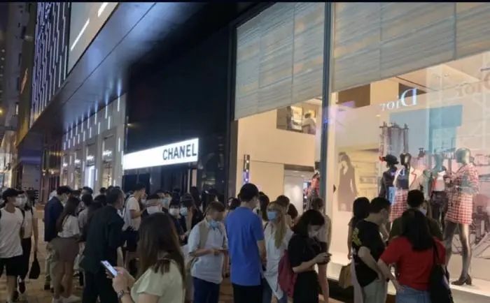 lv大幅涨价消费者排长队抢购,lv涨价遭疯抢