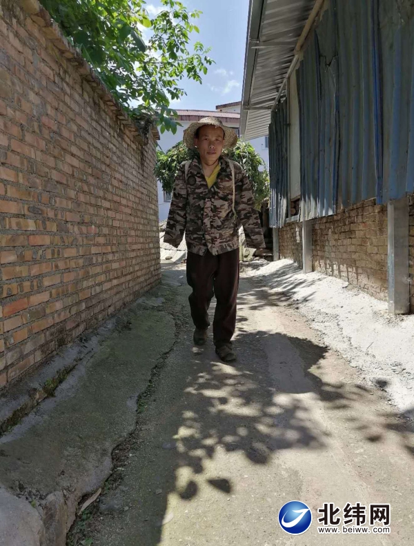 自强不息追逐梦想扶残助残与爱同行