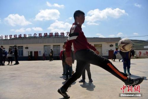 从大山里踢足球走出来的孩子,小孩在足球场踢足球