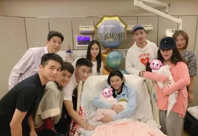 赌王何鸿燊一家四口照片,香港赌王何鸿燊的传奇一生