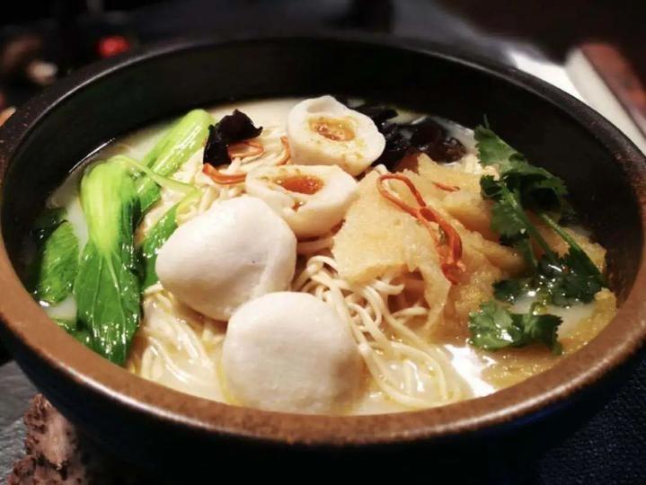 刚刚开学半个月，下沙大学城又下“重磅*弹炸**”！进圈就能9元畅吃美食，还能体验穿梭时空的任意门