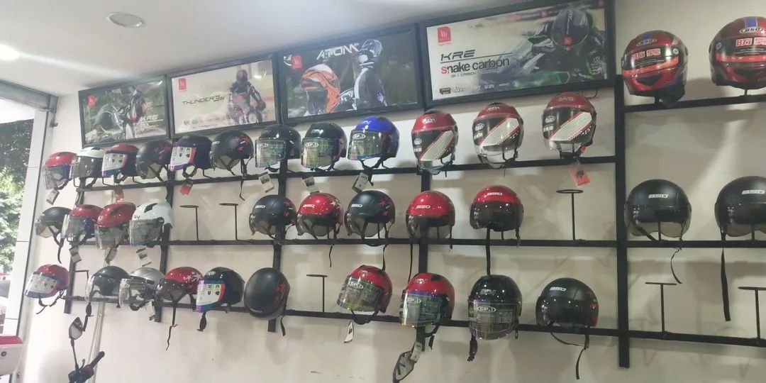 交警驾乘摩托车佩戴安全头盔,驾驶轻便摩托车没戴头盔怎么处罚