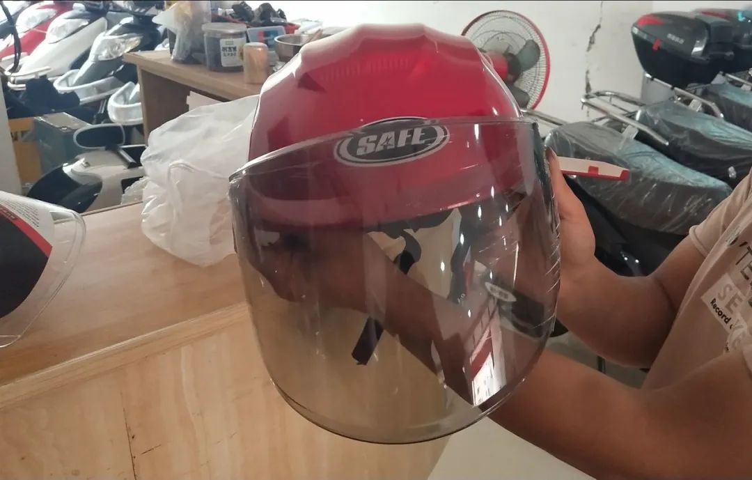 交警驾乘摩托车佩戴安全头盔,驾驶轻便摩托车没戴头盔怎么处罚