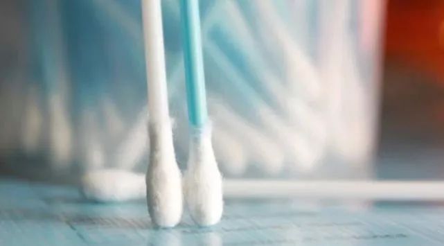 棉签抠耳朵导致癫痫,警惕掏耳朵竟暗藏这些危险