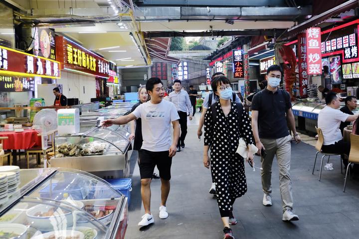 夜市亮了|“赌上全部身家拼一把”，隐藏在杭州钱江新城的大排档，吃吗？