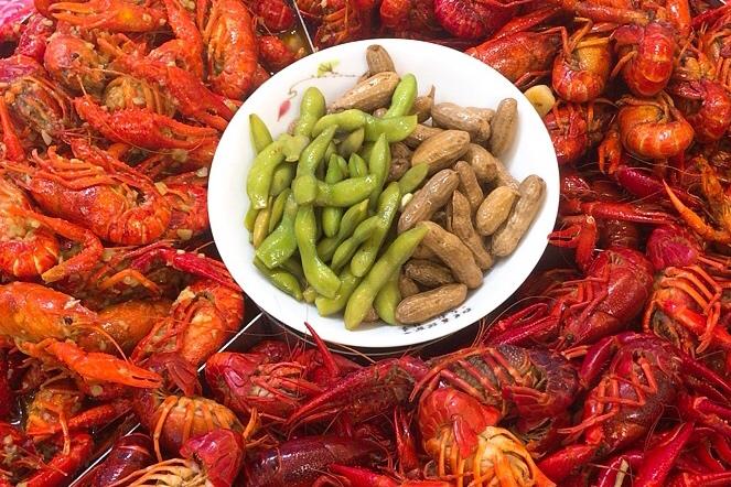 夜市亮了|“赌上全部身家拼一把”，隐藏在杭州钱江新城的大排档，吃吗？