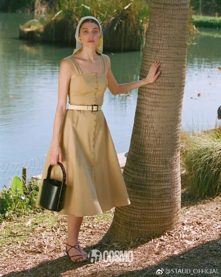 杨采钰度假拎的独家小众包,我可以