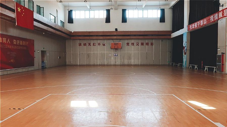 松江免费羽毛球场地,打篮球找不到场地