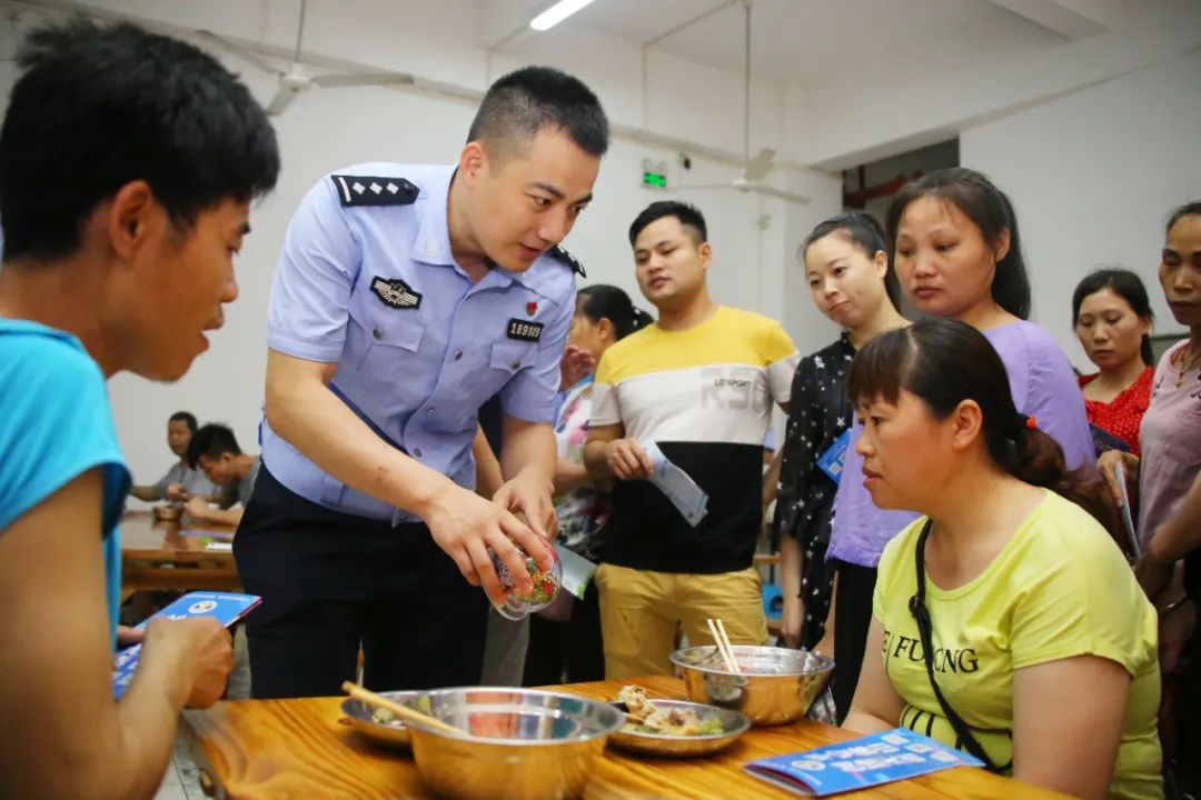 警察突访工厂食堂加油,警察突访食堂给员工加了一道硬菜
