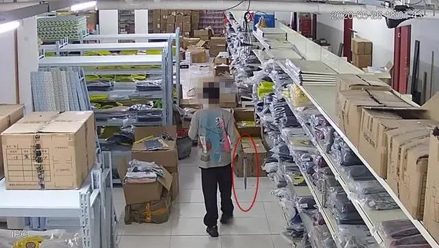 小伙给美女买lv包,男孩为了给女友买lv包远走他乡