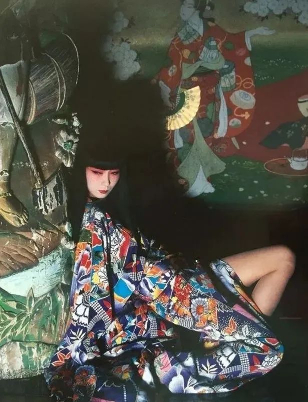 如辉夜姬下凡的鬼魅东瀛美人，逆转一代人的时尚审美