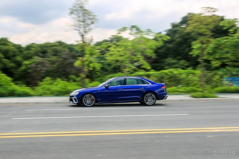 一鸣惊人鉴定,奥迪a4l45tfsi臻选动感型第一视角