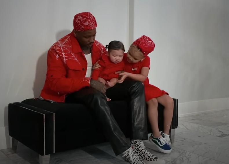 杰伦黑丝绸，TS天价AF1，近期MV中的“私藏热爱”各不相同