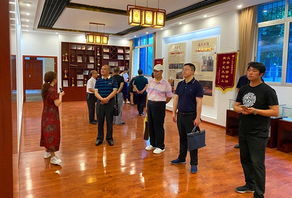 德阳市金沙江路学校就创建“全国规范化家长学校”开展考察学习