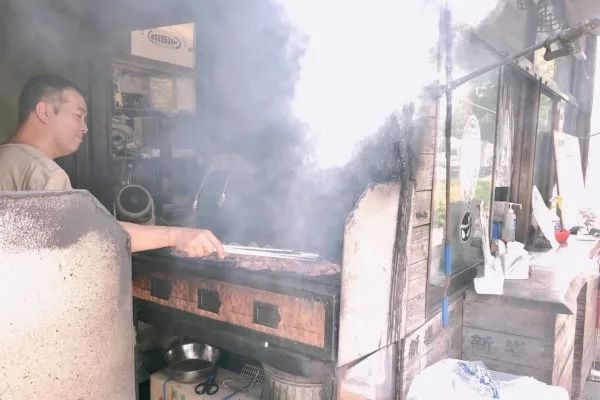 东京惊现“露天烧烤店”!烟大到日本人想报警,可这也太好吃了吧