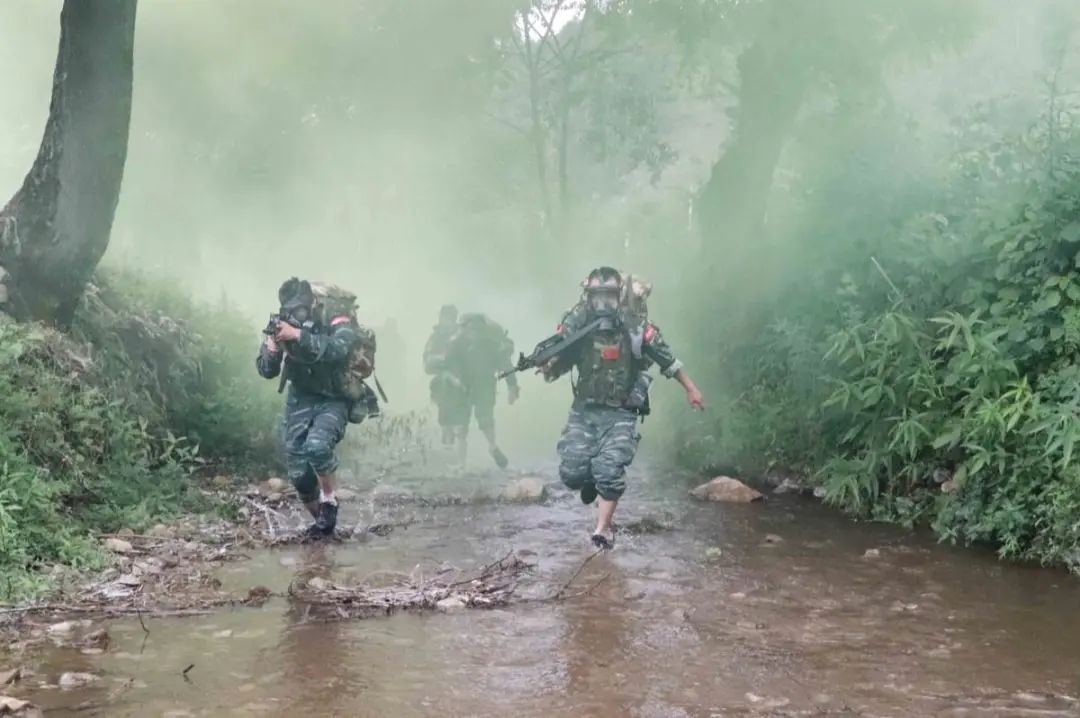 特战队员极限训练仅用7分成功,特战队员极限训练仅用7分逃生