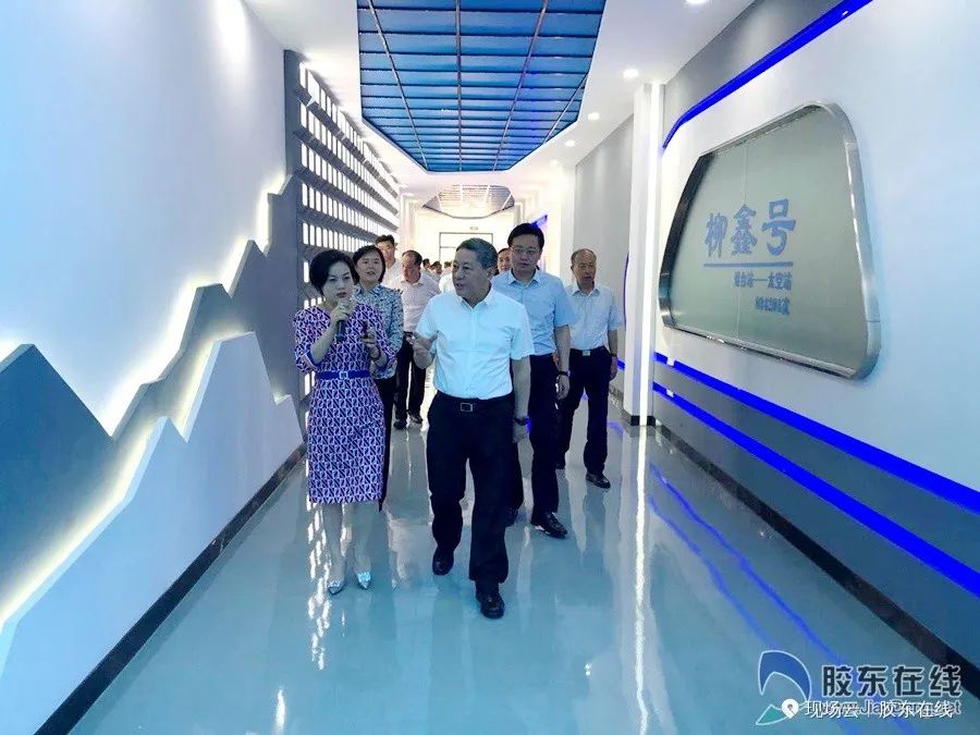 跟着干部视察工作,跟着领导们参观应该站在哪里