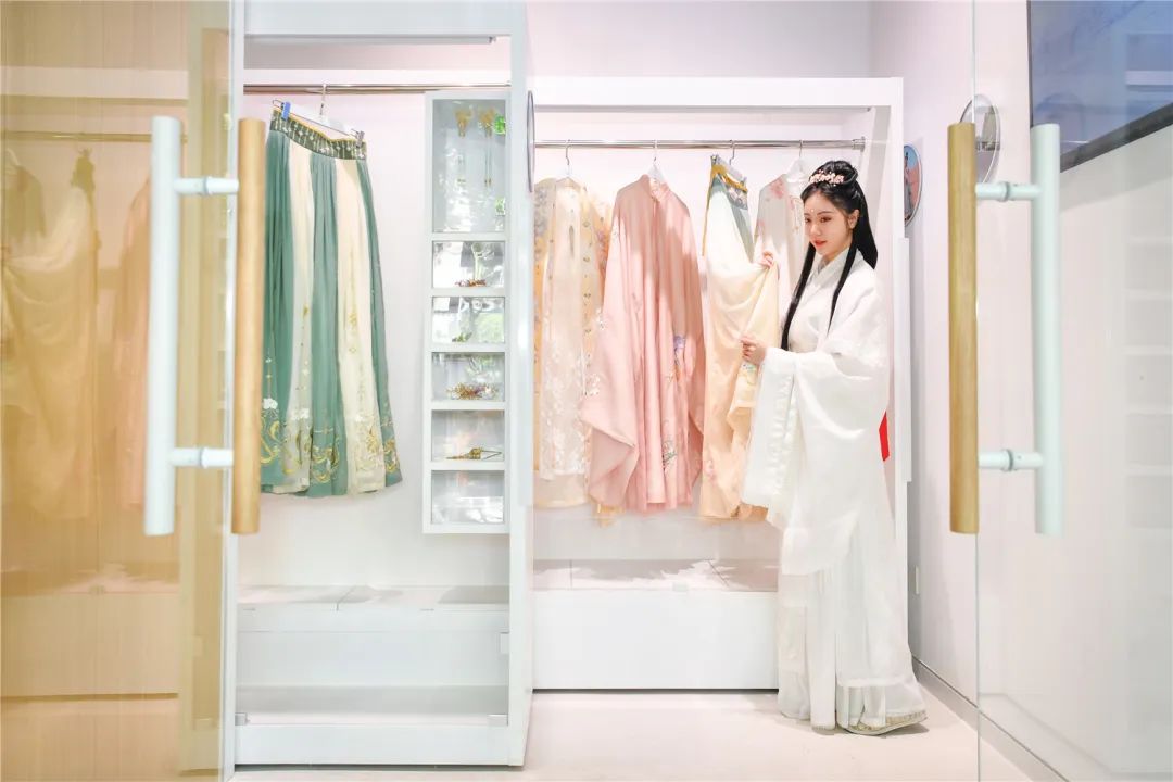 西湖边有汉服体验店吗,西湖旁边的汉服体验馆在哪