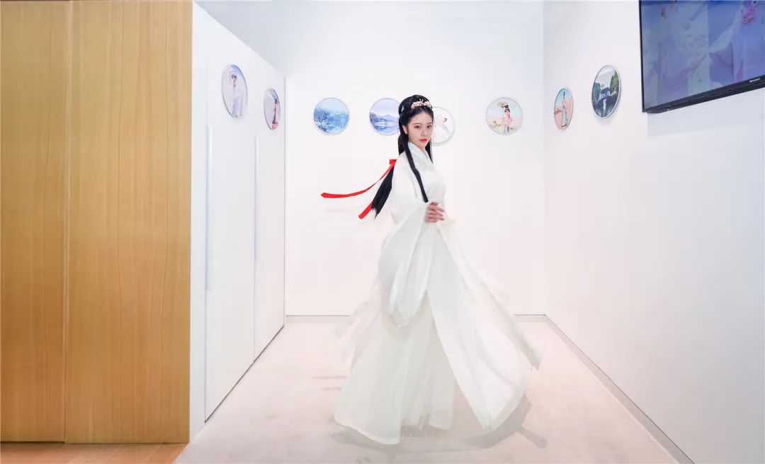 西湖边有汉服体验店吗,西湖旁边的汉服体验馆在哪