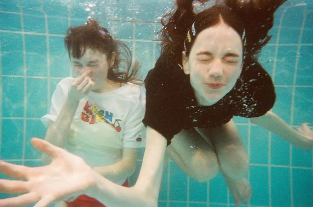 blackpink泫雅摆尾,blackpink全员观看泫雅舞台