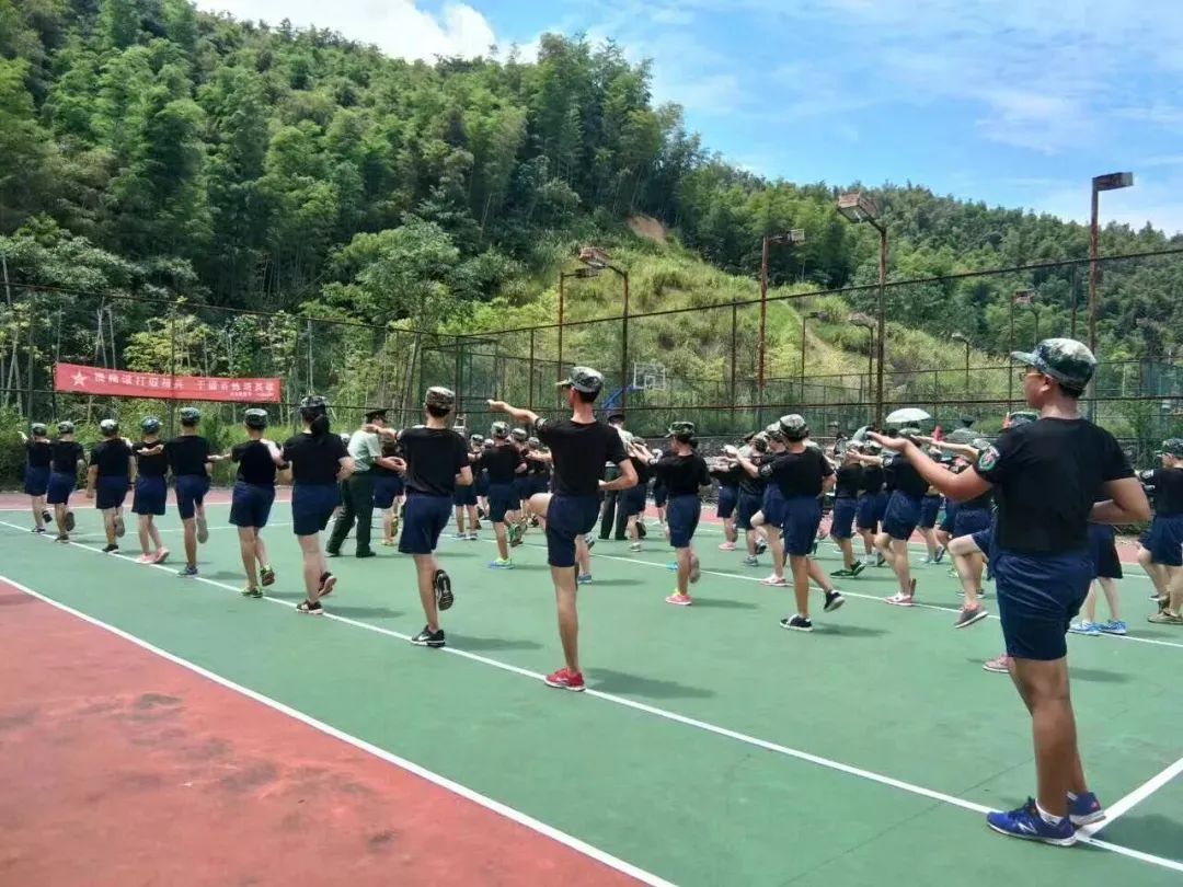 军事夏令营如何纠正孩子沉迷游戏,14天军事夏令营能改掉孩子坏习惯