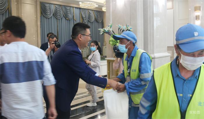 盛夏爱满天水，美好清凉之礼，恒顺阳光城·翡丽湾敬馈城市美容师