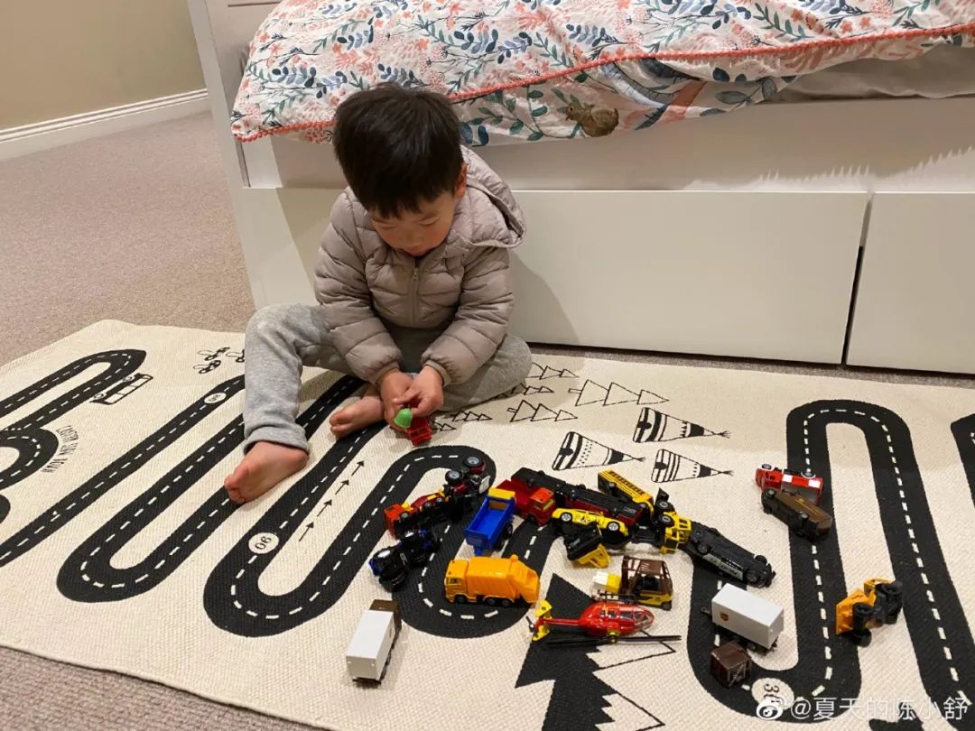 不吵不闹一切为了孩子过日子,不吵不闹一个人玩