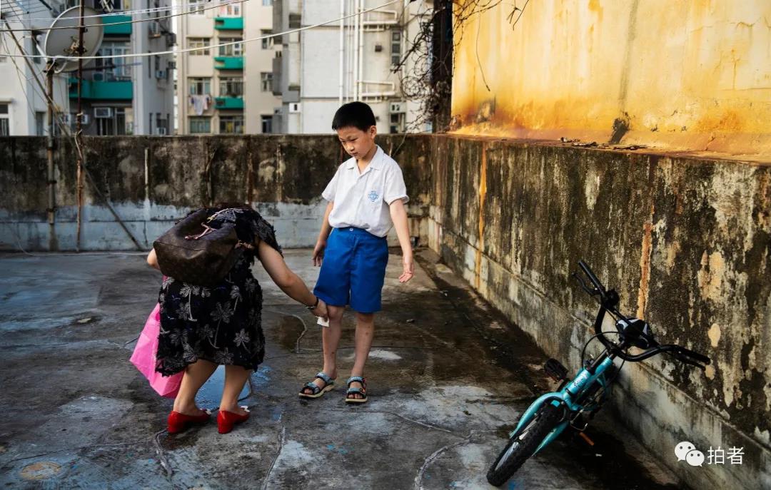 香港单亲妈妈住8平方劏房,香港深水埗劏房单亲妈妈