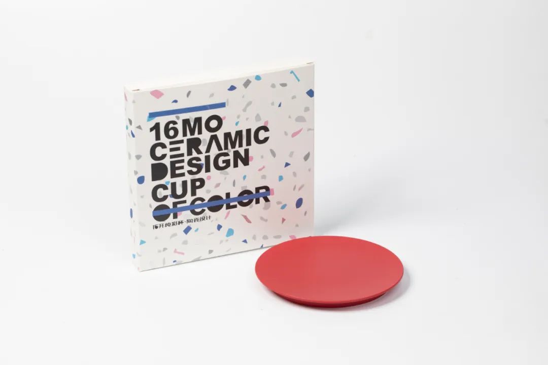 把故宫红、青花蓝捧在手心，以“银杯”畅饮