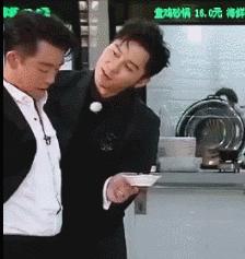 他这是中年发福了吗?