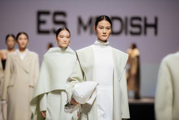 鏌犳缁胯尪鏃惰,鏌犳缁胯尪鏈嶉グ