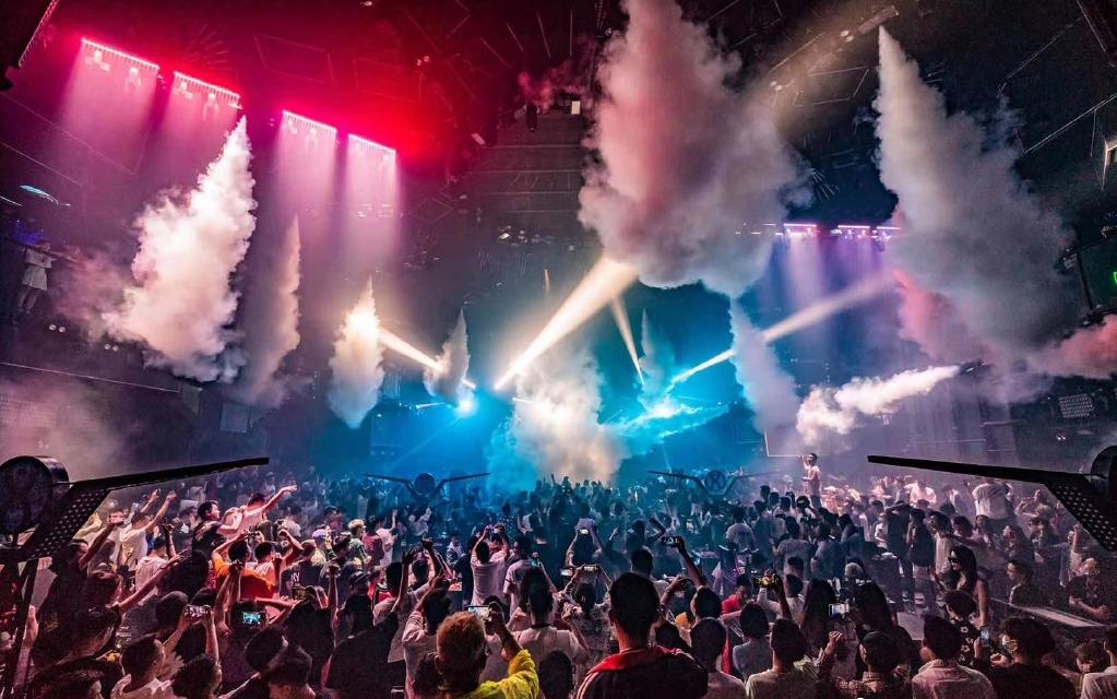 第一次去夜店酒吧，怎样装作经常去的样子？实用技能get→