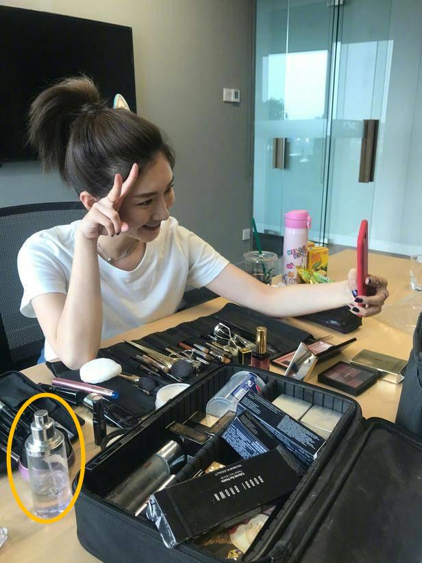 大家都在追《三十而已》，我却偷偷看了看她的化妆台