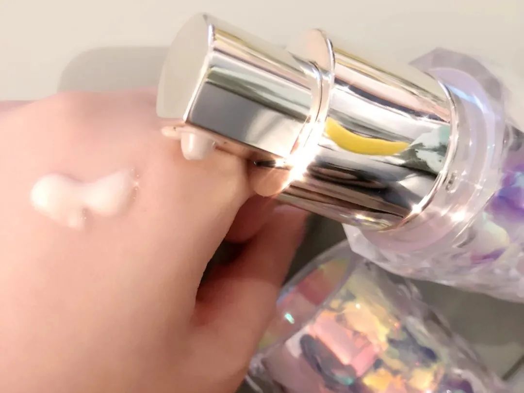 大家都在追《三十而已》,我却偷偷看了看她的化妆台