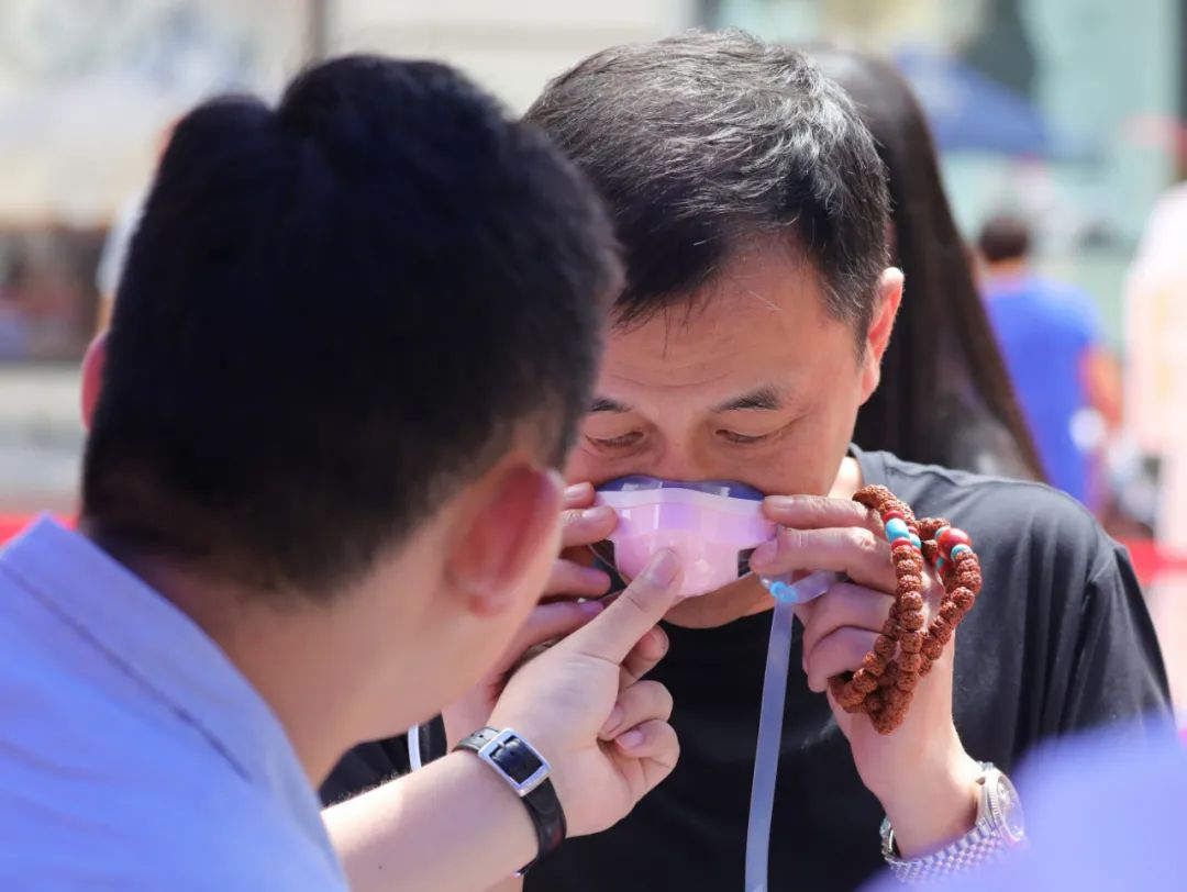 太原大街惊现“蒙鼻侠”，引路人纷纷围观，到底发生了啥