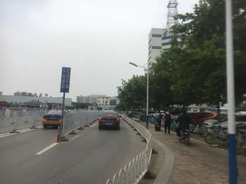 城事·微言：趴架的交通标志牌请扶正