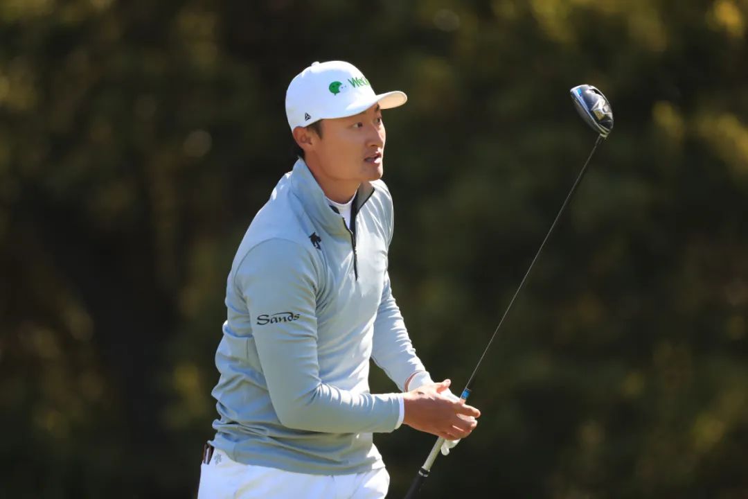 李昊桐侧面挥杆视频,李昊桐参加高尔夫视频