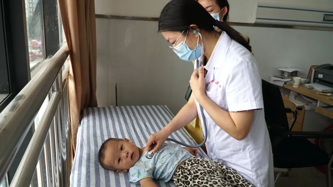 关爱儿童生长发育，华西二院到县人民医院开展大型义诊活动