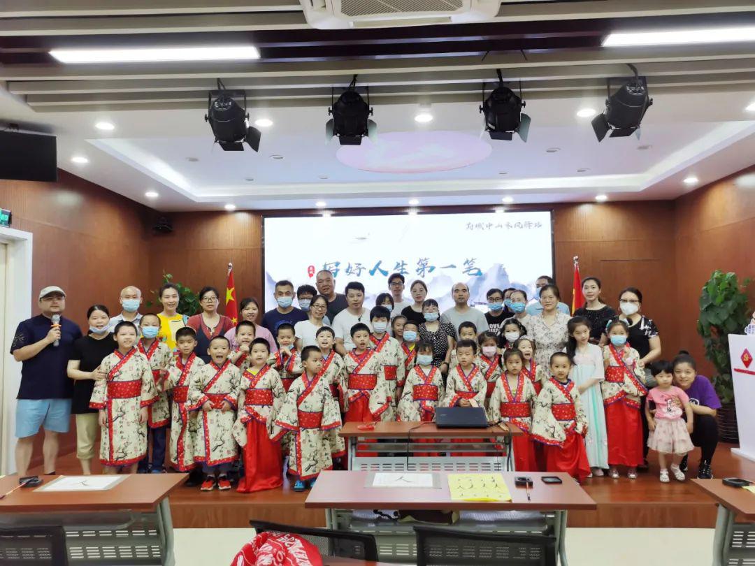 “正衣冠”“朱砂启智”“击鼓鸣志”“人字开笔”……松江小囡这样写好人生第一笔