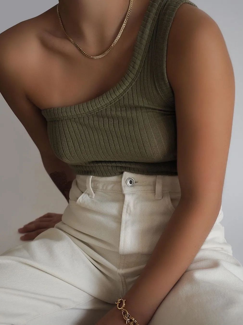 夏天可以穿针织吗,谁说夏季不能穿套装