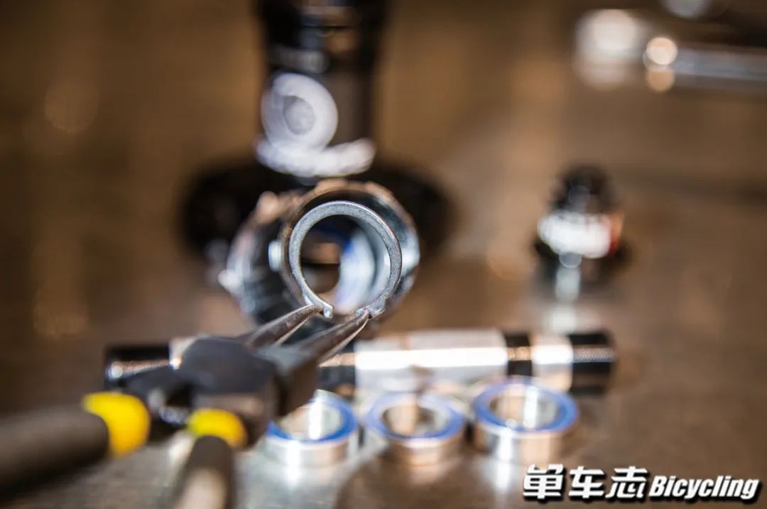 久裕培林花鼓塔基的拆卸保养视频,公路自行车培林花鼓保养