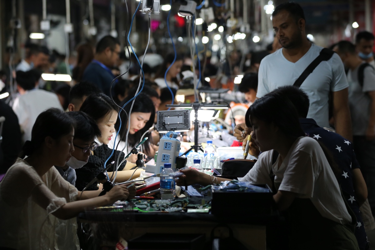 「打卡我的小康生活」翡翠直播助力边城瑞丽发展“夜间经济”红似火