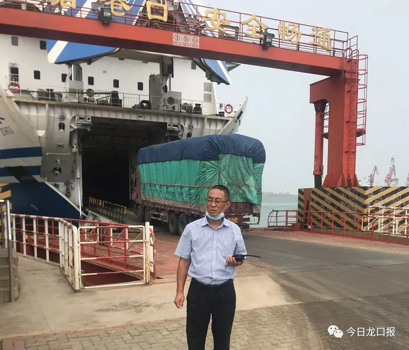 司机突发疾病热心市民帮忙拦车,司机突发疾病撞车路人救出