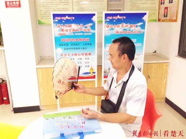 政务服务中心关爱老年人,便民服务用的老花镜