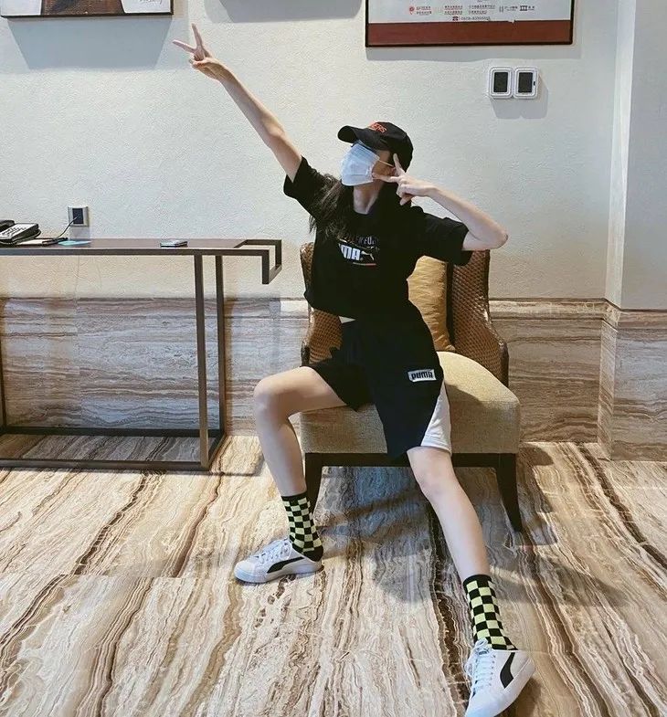 配饰狂|娜娜左黄右紫的撞色袜时髦到飞起,我有点跟不上...