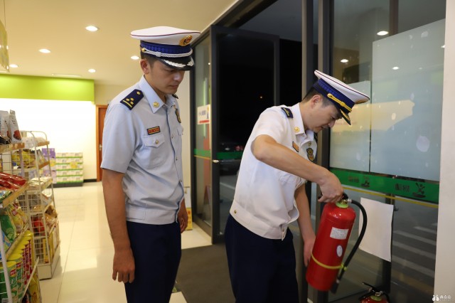 消防开展人员密集场所夜查行动,消防大队安全集中排查