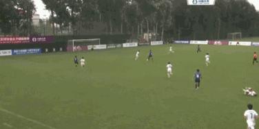 还原上海女足冲突！武汉队两次飞铲引不满，对方教练入场推倒卡米拉