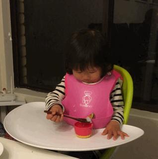 孩子吃东西后乱扔要怎么引导,婴儿乱扔食物怎么处理