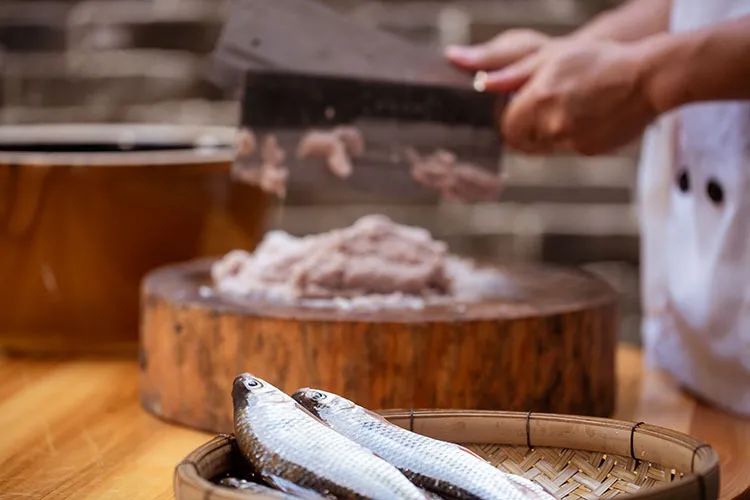 罗定这种鱼腐,入口甘香酥脆,松软而略带韧性
